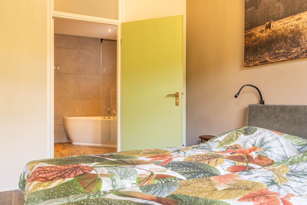 vakantiehuis-emmen-slaapkamer-met-aangrenzende-badkamer.jpg