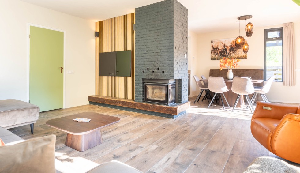woonkamer-eetgedeelte-haard-vakantiewoning-8-tot-10-personen-drenthe.jpg