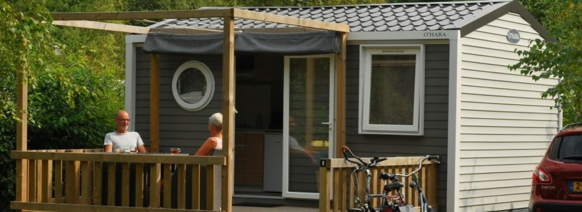 natuurhuisje-assen-chalet-buiten-zitten-veranda.jpg