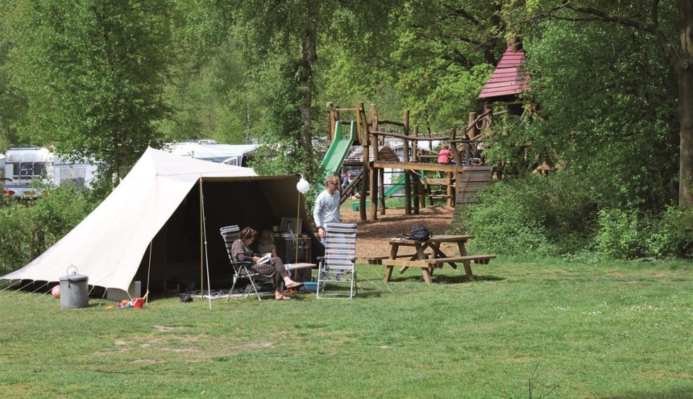 Tentplaats met klim en klauter toestel.jpg