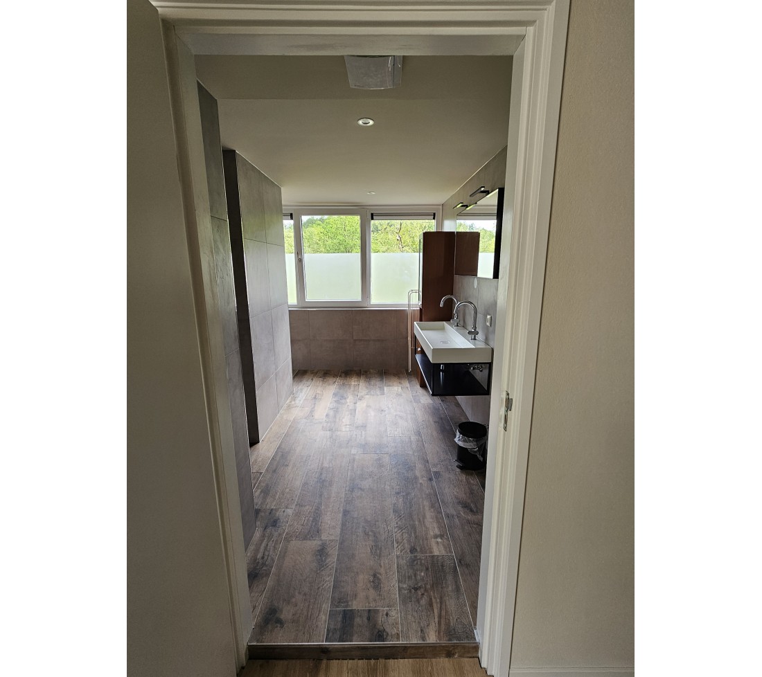 Badkamer boven vakantiehuis gasselte.jpg