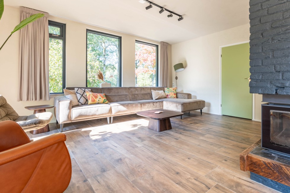 woonkamer-met-haard-vakantiewoning-8-tot-10-personen-drenthe.jpg