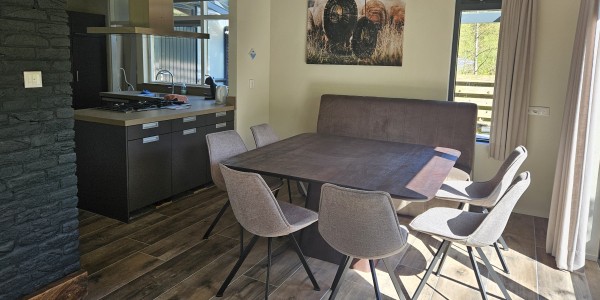 Eetgedeelte vakantiehuis met open keuken.jpg