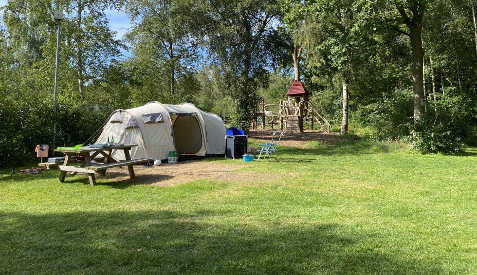 camping-tent-met-picknickbank-near-wildlands-emmen.jpg