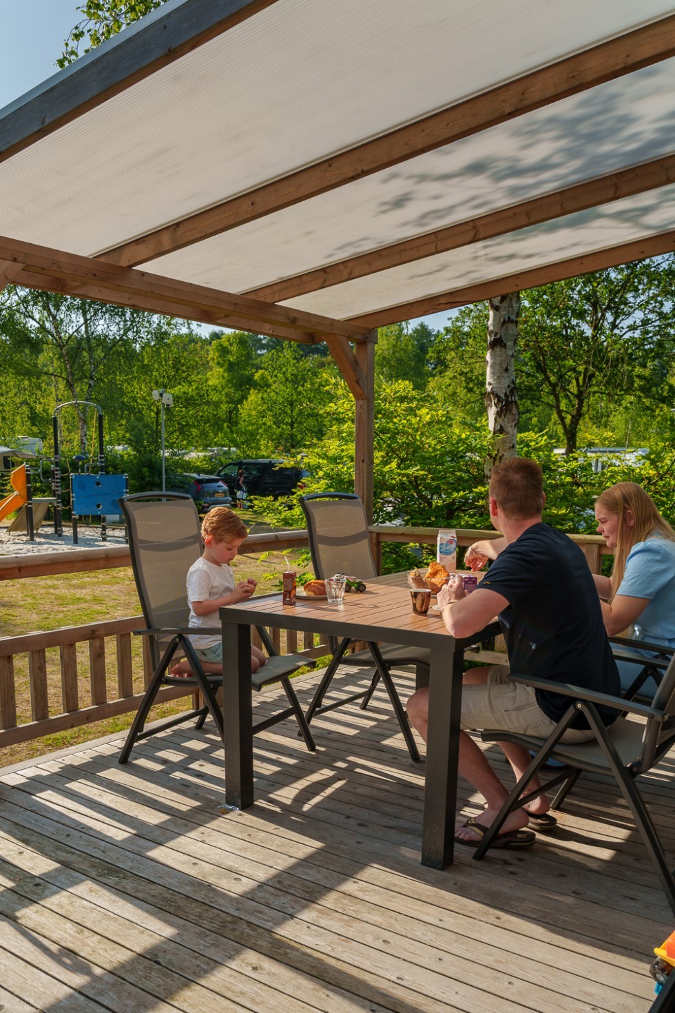 natuurhuisje-gasselte-veranda-ontbijt.jpg
