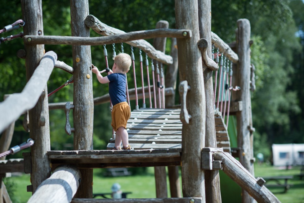 kinderspeelplek-natuurlijke-speeltuin-camping-de-berken-drenthe.jpg