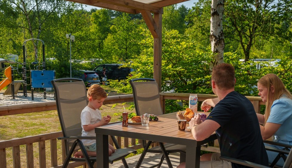 natuurhuisje-groningen-gezin-veranda.jpg