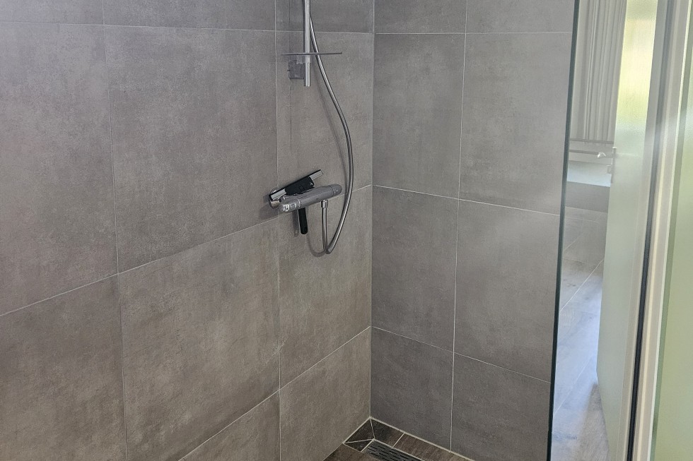 Douche beneden vakantiehuis gasselte.jpg