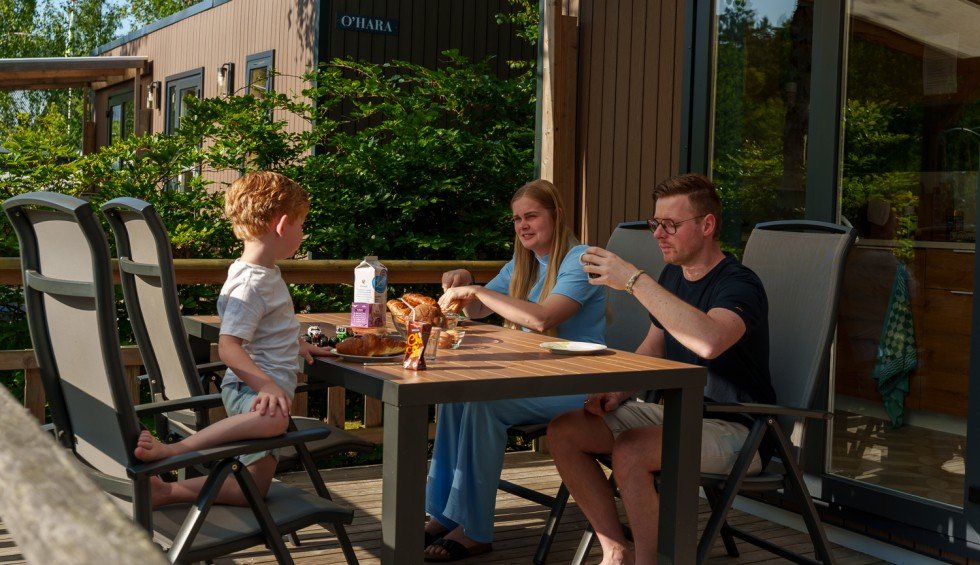 vakantiewoning-grolloo-terras-gezin.jpg