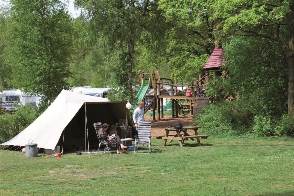 Tentplaats met klim en klauter toestel.jpg