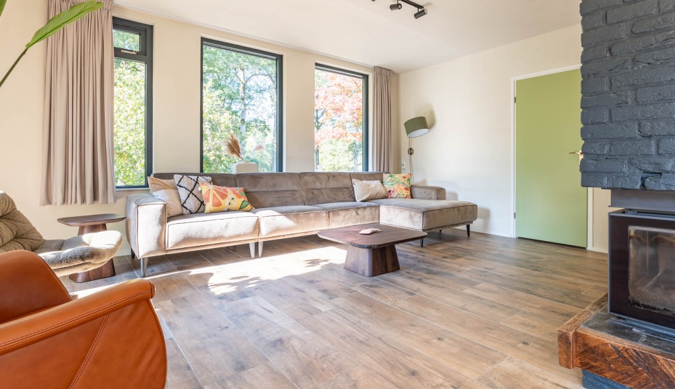 Ruime huiskamer met luxe verstelbare stoel vakantiehuis Gasselte