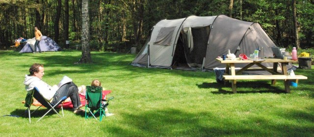 Tentplaats met picknickbank.jpg