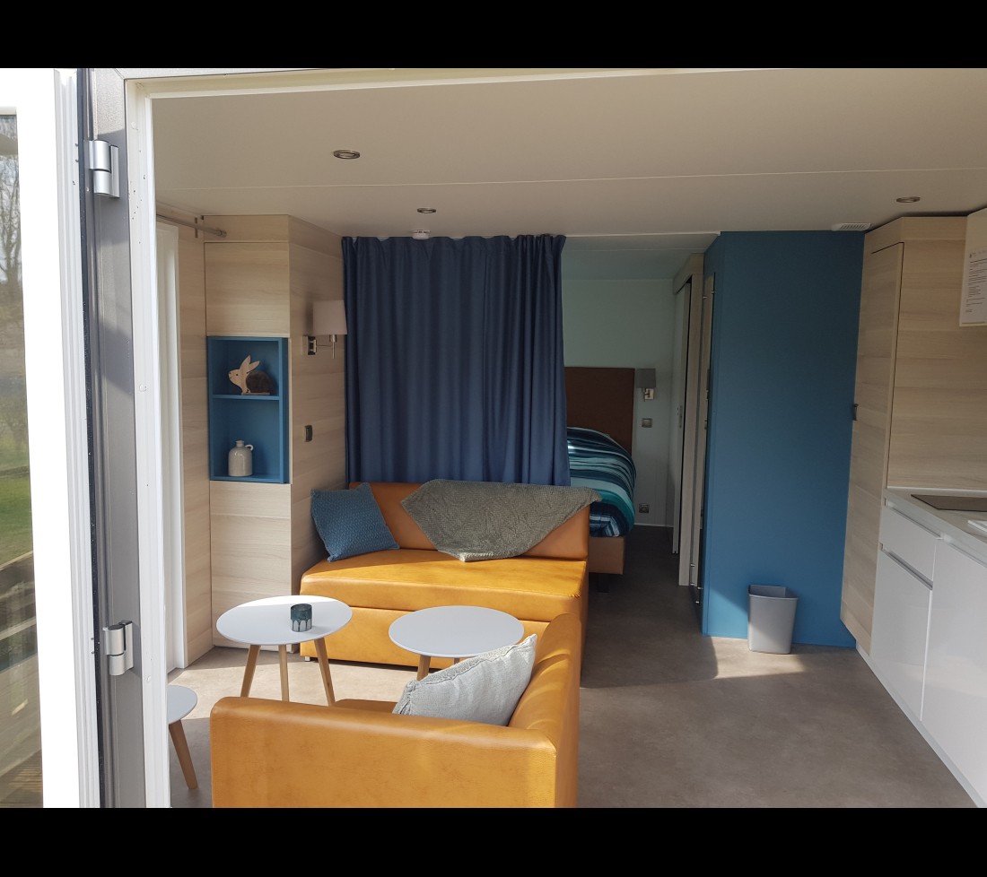 Berkenstudio de luxe leefgedeelte en kitchenette
