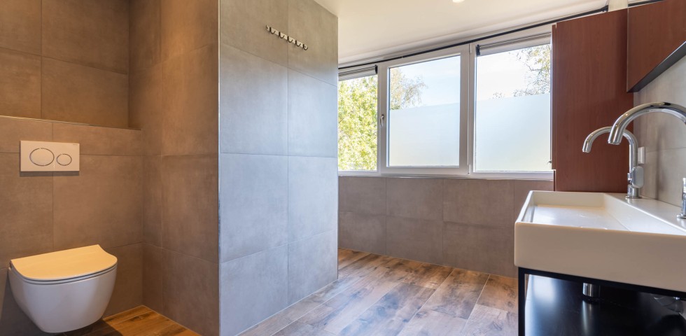 Berken vakantiewoningen badkamer boven1.jpg