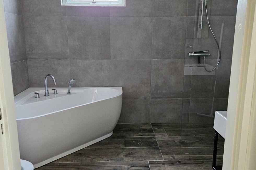 Badkamer met ligbad beneden1