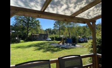Uitzicht huurchalet 4-persoons de luxe (128) speeltuin.jpeg