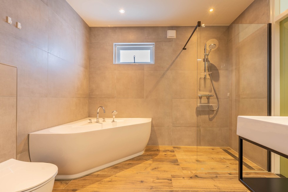 Badkamer beneden met bad in vakantiehuis